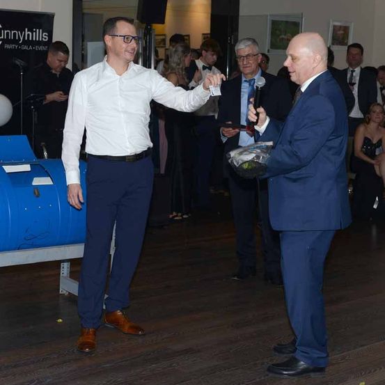 Bild enthält, Adult, Male, Man, Person, Clothing, Formal Wear, Suit, Pants, Face, Shoe