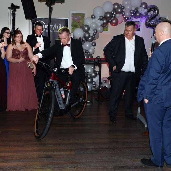 Bild enthält, Formal Wear, Suit, People, Person, Dress, Adult, Male, Man, Bride, Woman