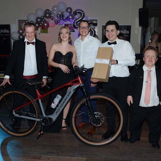 Bild enthält, People, Person, Formal Wear, Suit, Coat, Jacket, Wheel, Adult, Female, Woman