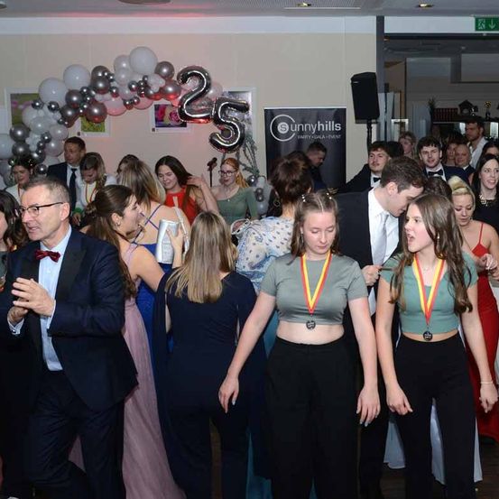 Bild enthält, People, Person, Adult, Female, Woman, Formal Wear, Suit, Bride, Party, Face