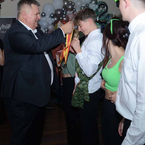 Bild enthält, Formal Wear, Suit, Tie, People, Person, Adult, Male, Man, Balloon, Blazer