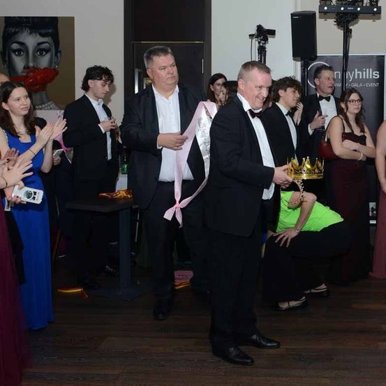 Bild enthält, Formal Wear, Suit, Tuxedo, Dress, Adult, Bride, Female, Person, Woman, Man