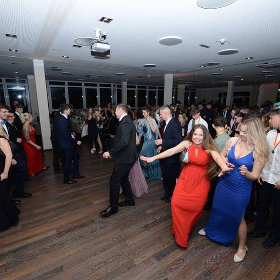 Bild enthält, Formal Wear, People, Person, Dress, Suit, Adult, Female, Woman, Bride, Man