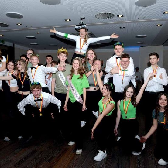 Bild enthält, People, Person, Adult, Bride, Female, Woman, Face, Groupshot, Dancing, Pants