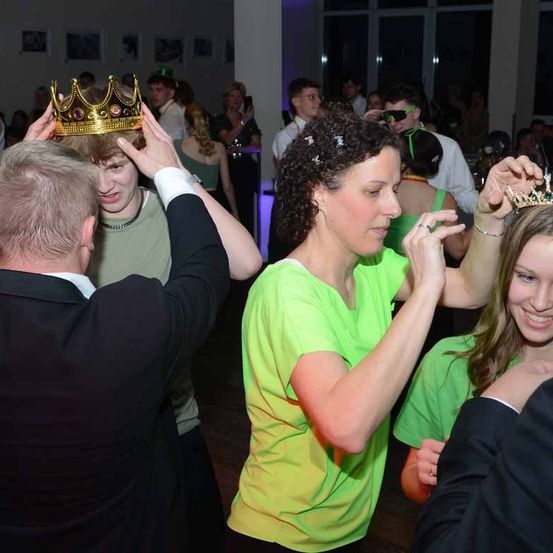 Bild enthält, Accessories, Adult, Bride, Female, Person, Woman, Jewelry, Male, Man, Suit