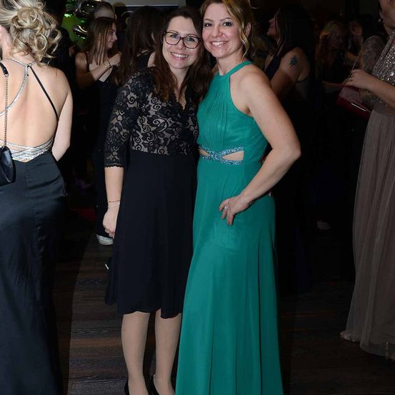 Bild enthält, Dress, Evening Dress, Formal Wear, Fashion, Adult, Female, Person, Woman, Urban, Gown