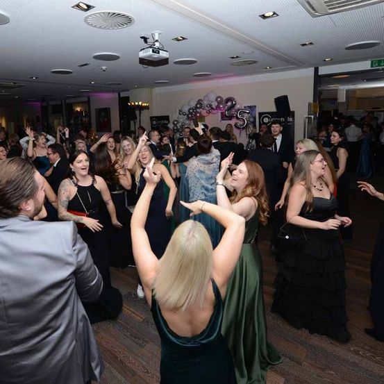 Bild enthält, Urban, People, Person, Adult, Female, Woman, Male, Man, Bride, Party