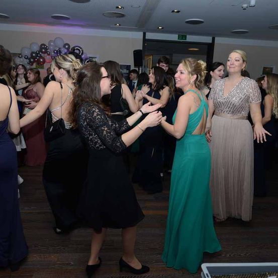 Bild enthält, Dress, Formal Wear, Evening Dress, Adult, Female, Person, Woman, Bride, Party, Urban