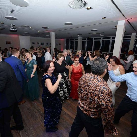 Bild enthält, People, Person, Adult, Male, Man, Fun, Party, Formal Wear, Suit, Face