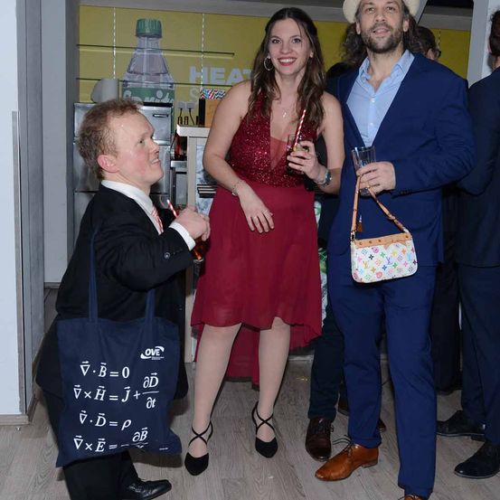 Bild enthält, Handbag, Formal Wear, Suit, Adult, Female, Person, Woman, Blazer, Shoe, Pants