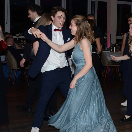 Bild enthält, Formal Wear, Suit, Dress, People, Dancing, Portrait, Gown, Blazer, Tie, Tuxedo