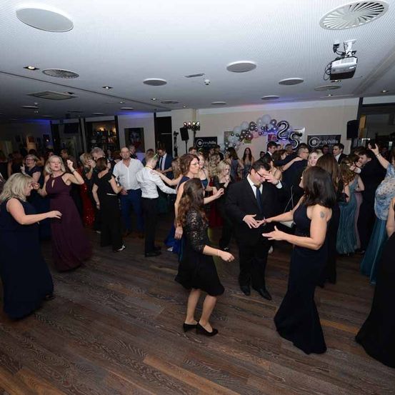 Bild enthält, People, Person, Dress, Adult, Bride, Female, Woman, Formal Wear, Fun, Party