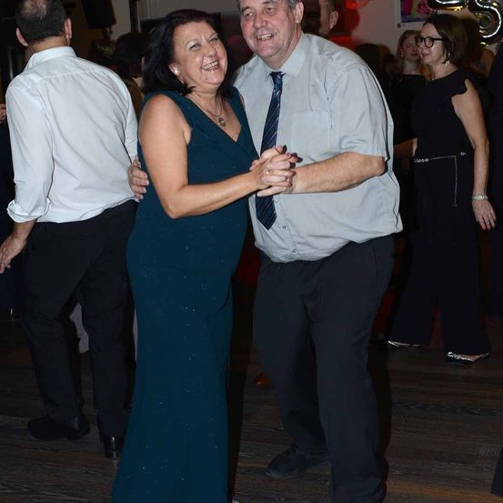 Bild enthält, Formal Wear, Dress, Suit, Blazer, Jacket, Tie, Pants, People, Evening Dress, Portrait