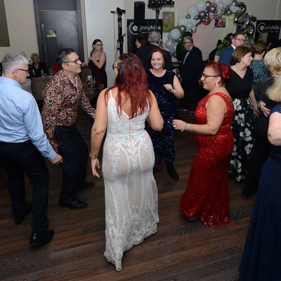 Bild enthält, Dress, Formal Wear, Adult, Bride, Female, Person, Woman, Male, Man, Gown