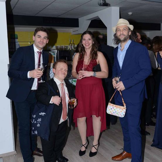 Bild enthält, Formal Wear, Suit, Blazer, Coat, Jacket, Handbag, People, Person, Pants, Woman