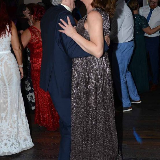 Bild enthält, Dress, Formal Wear, Suit, Gown, Coat, Person, Portrait, Adult, Bride, Woman