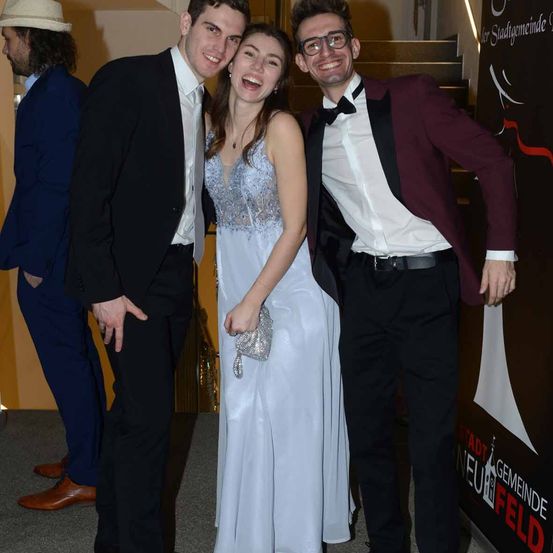 Bild enthält, Formal Wear, Suit, Blazer, Coat, Jacket, Fashion, Pants, Dress, Tuxedo, People