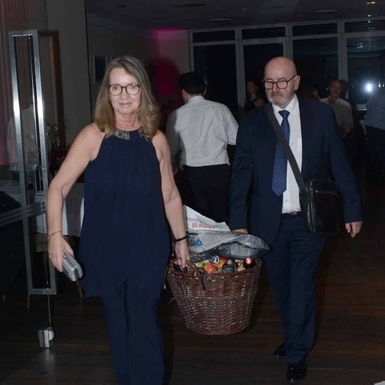 Bild enthält, Blazer, Coat, Jacket, Formal Wear, Suit, Pants, Adult, Female, Person, Woman