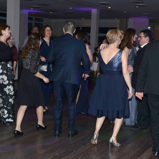 Bild enthält, Dress, Formal Wear, Suit, Adult, Female, Person, Woman, Bride, Male, Man