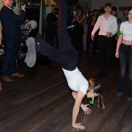 Bild enthält, Adult, Male, Man, Person, Female, Woman, Jeans, Pilates, Shoe, Face