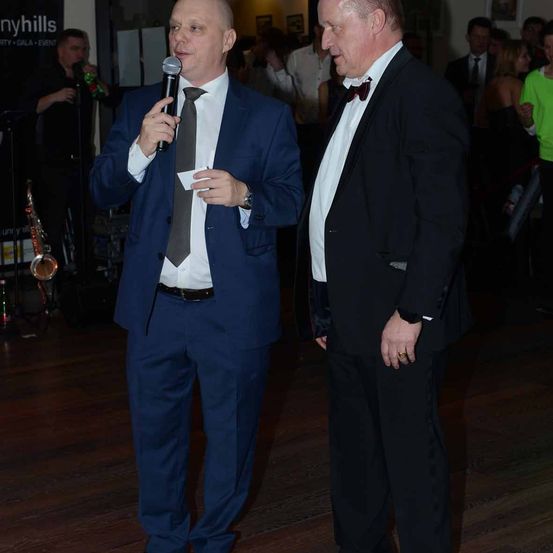 Bild enthält, Blazer, Jacket, Crowd, Person, Adult, Male, Man, Formal Wear, Suit, Tie