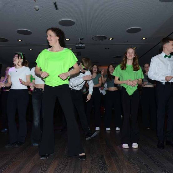 Bild enthält, Dancing, Person, People, Adult, Male, Man, Female, Woman, Formal Wear, Jeans