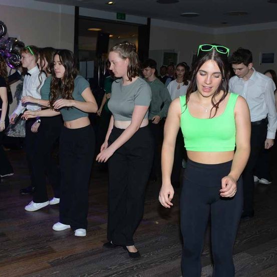 Bild enthält, People, Person, Adult, Female, Woman, Male, Man, Pants, Dancing, Face