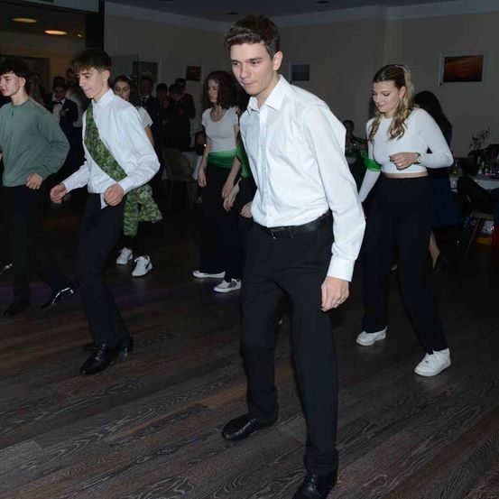 Bild enthält, People, Person, Dancing, Adult, Male, Man, Female, Woman, Shirt, Shoe