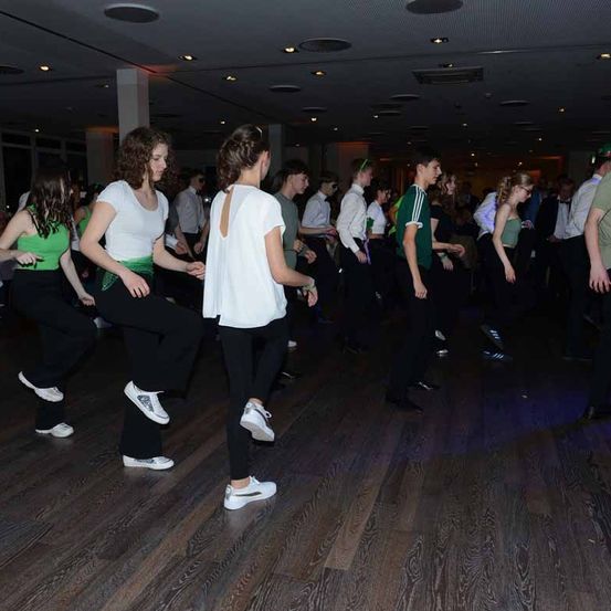 Bild enthält, People, Person, Dancing, Boy, Male, Teen, Adult, Man, Shoe, Face