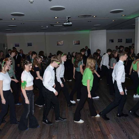 Bild enthält, People, Person, Adult, Male, Man, Dancing, Jeans, Shoe, Face, Head