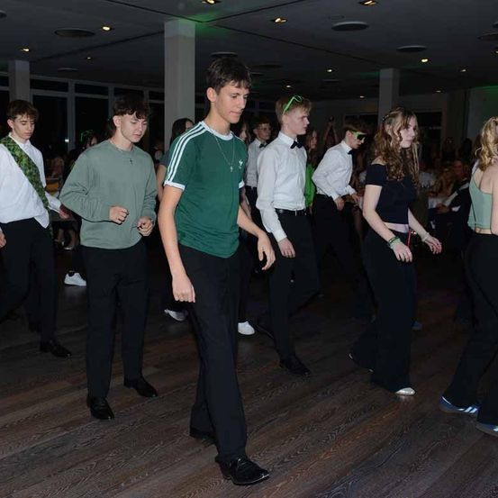 Bild enthält, People, Person, Adult, Female, Woman, Male, Man, Dancing, Shoe, Walking