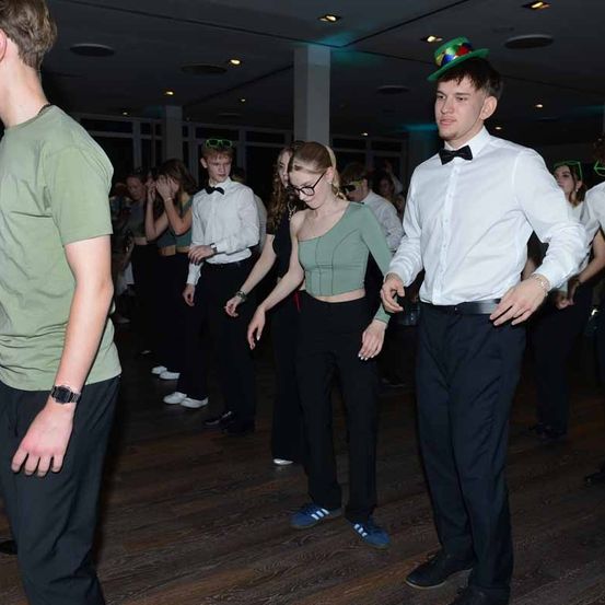 Bild enthält, Shirt, Formal Wear, Tie, Suit, People, Person, Adult, Male, Man, Pants