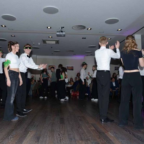 Bild enthält, People, Person, Dancing, Adult, Female, Woman, Male, Man, Bride, Jeans