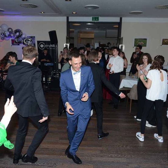 Bild enthält, Formal Wear, Suit, People, Person, Adult, Male, Man, Party, Tuxedo, Coat