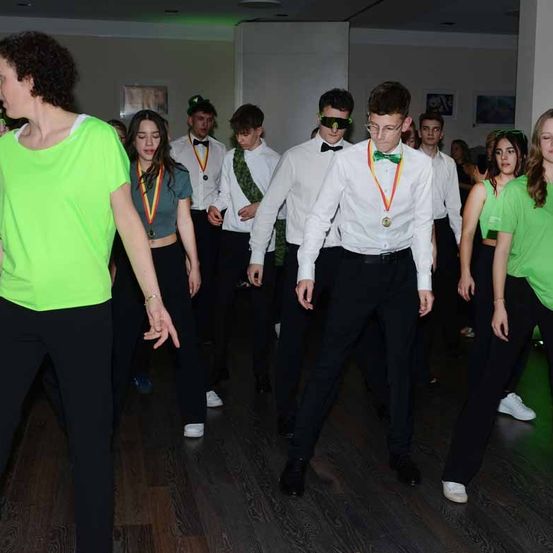 Bild enthält, People, Person, Dancing, Suit, Adult, Male, Man, Female, Woman, Walking