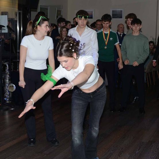 Bild enthält, Pants, People, Person, Dancing, Sunglasses, Jeans, Adult, Male, Man, Flooring