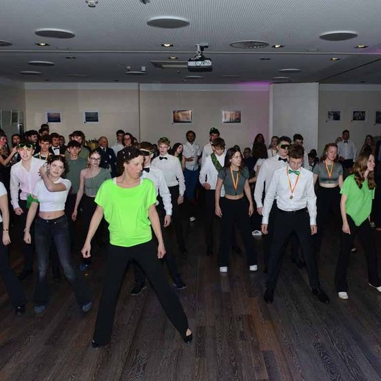 Bild enthält, People, Person, Dancing, Adult, Female, Woman, Male, Man, Jeans, Shoe