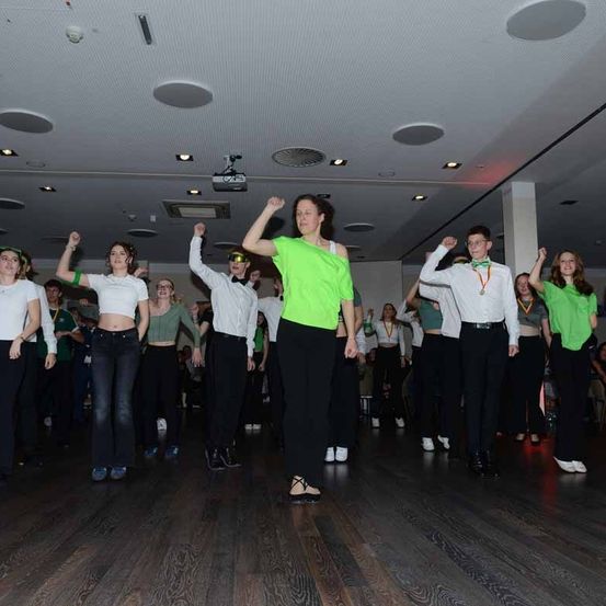 Bild enthält, People, Person, Dancing, Adult, Female, Woman, Bride, Urban, Pants, Jeans