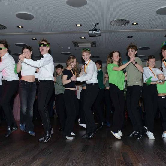 Bild enthält, People, Person, Dancing, Adult, Male, Man, Jeans, Pants, Shoe, Face