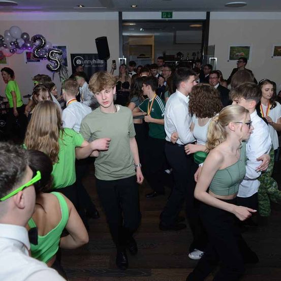 Bild enthält, People, Person, Adult, Bride, Female, Woman, Male, Man, Urban, Suit