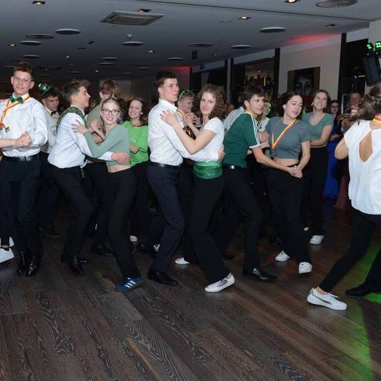 Bild enthält, People, Person, Adult, Bride, Female, Woman, Male, Man, Dancing, Urban