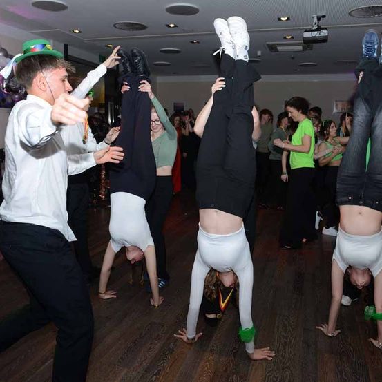 Bild enthält, People, Person, Adult, Female, Woman, Bride, Dancing, Shoe, Urban, Face