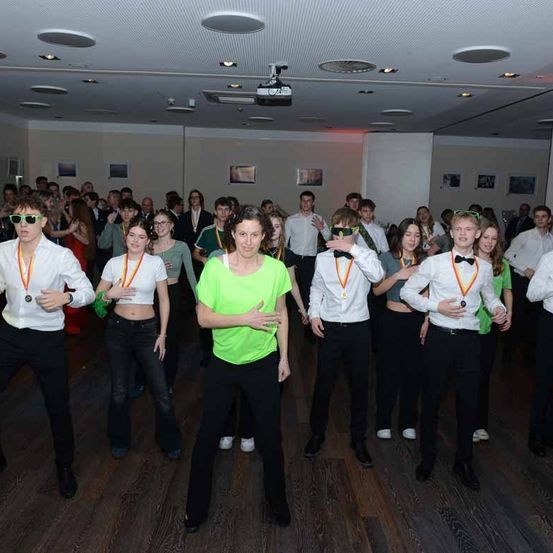 Bild enthält, People, Person, Adult, Bride, Female, Woman, Dancing, Shoe, Jeans, Face