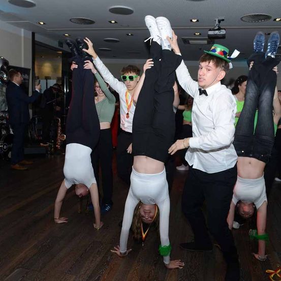 Bild enthält, People, Person, Adult, Bride, Female, Woman, Shoe, Face, Dancing, Coat