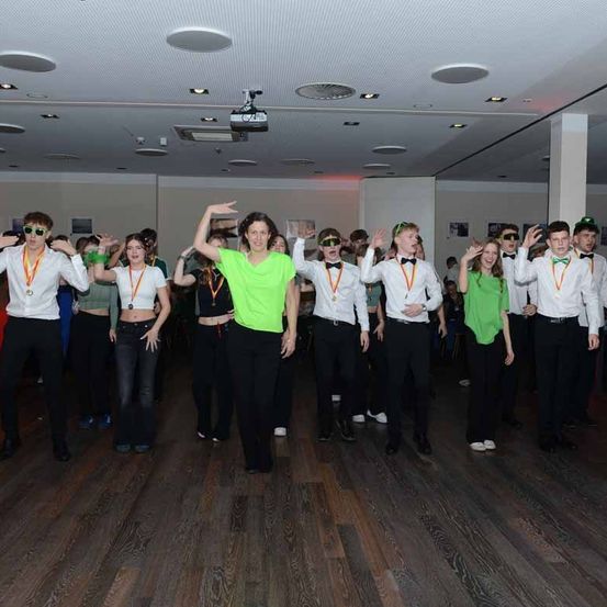 Bild enthält, People, Person, Adult, Bride, Female, Woman, Sunglasses, Dancing, Male, Man