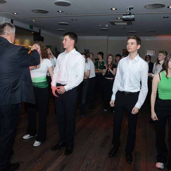 Bild enthält, Shirt, People, Person, Formal Wear, Adult, Male, Man, Suit, Face, Party