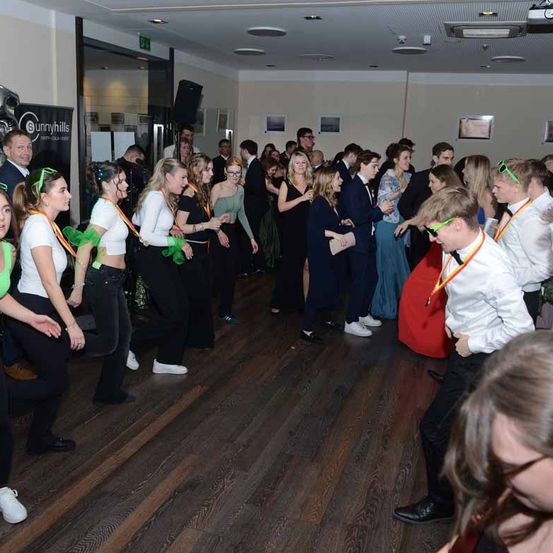 Bild enthält, People, Person, Adult, Female, Woman, Urban, Male, Man, Face, Party