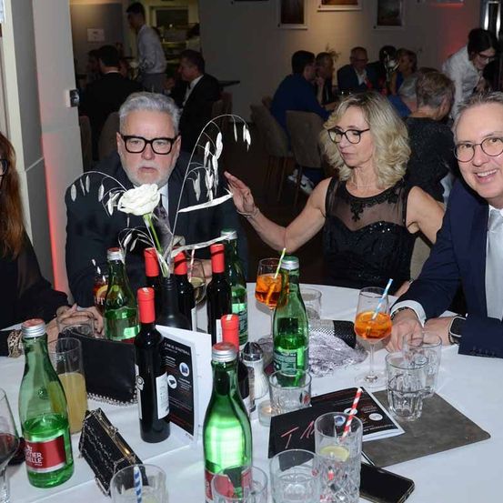 Bild enthält, Adult, Female, Person, Woman, Party, Male, Man, Pub, People, Face