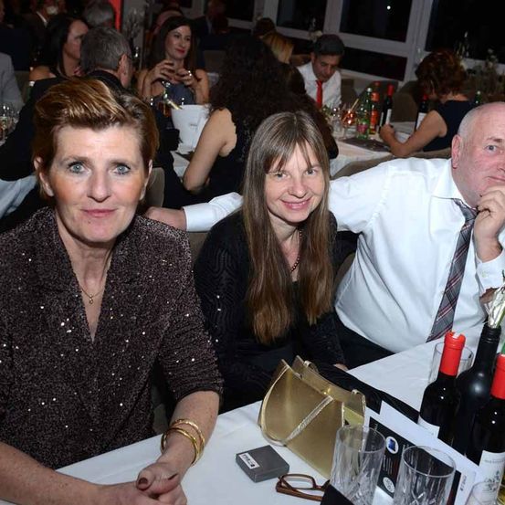 Bild enthält, Adult, Female, Person, Woman, Male, Man, Bride, Face, Table, Party