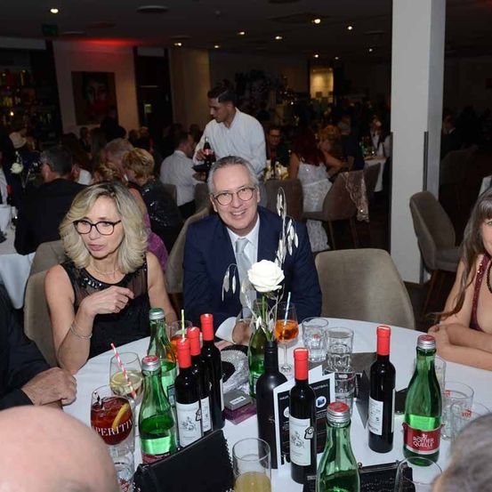 Bild enthält, Person, Adult, Bride, Female, Woman, Male, Man, Fun, Party, People